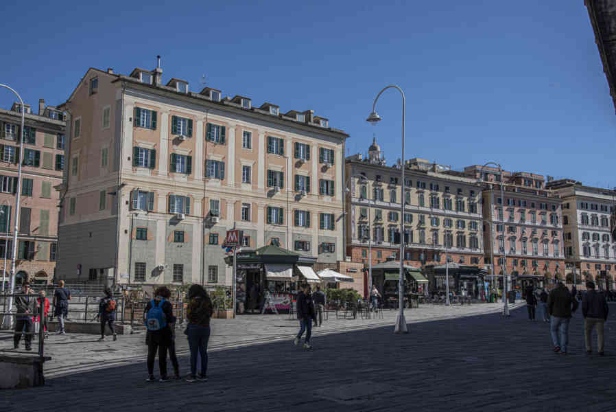 Italia - Génova 109 - plaza Caricamento.jpg